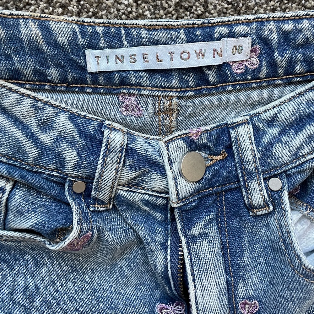 Tinseltown Juniors' Purple Butterfly Printed Frayed-Hem Destructed Mom J… - Picture 10 of 13